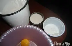 Для теста нам нужны яйцо, сахар, сметана и мука.