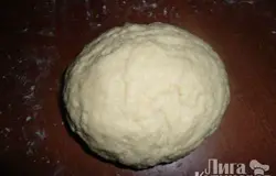 Замесить тесто.