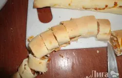 Разрезать на кусочки (все рулетики по отдельности).