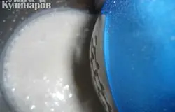 Взбить сметану густую с сахаром (это будет крем).