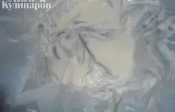 Нам нужна глубокая форма или чаша. Застелить ее пищевым пакетом, смазать дно и бока кремом.
