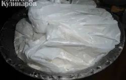 Закрыть пакет и торт убрать в холодильник на ночь для пропитки.