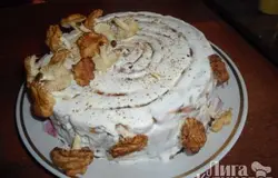Украсить торт "Трухлявый пень" по своему вкусу.