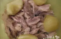 Заранее поставить варить мясо. Главное, чтобы мясо было на косточке и не постное, чтобы был хороший навар. В этот раз мы варили утку.
