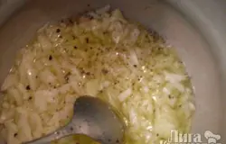 Мясо, когда сварится, отделить от костей и нарезать кусочками. В этом же бульоне отварить картофель.