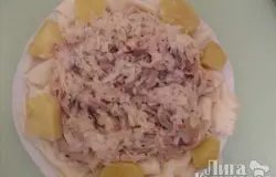 Сверху разложить мясо, а по краям - картофель.