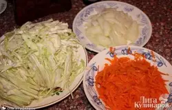 Мелко шинкуем капусту, морковь трем на крупной терке, лук режем полукольцами.