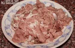 Свинину режем маленькими тонкими полосками.