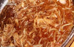 Тем временем, смешиваем капусту и морковь (капусту, по желанию, можно чуть отжать руками, чтобы она была мягче). Готовое мясо выкладываем в горячем виде на капусту с морковкой, перемешиваем.