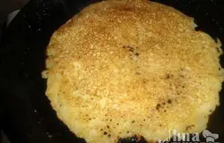Вот такие блины из кукурузной муки на кефире, выпекаем, как обычно, с двух сторон.
