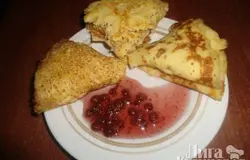 А подать блины из кукурузной муки на кефире можно и с вареньем, и со сметаной.