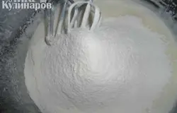 Также отдельно взбить яйца с сахаром добела. Добавить соль, взбитые сливки и просеянную муку - все взбить миксером.