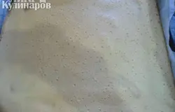 Поставить в духовку и испечь. Готовность выпечки проверить спичкой. Выпекать при 200 С 15 минут.