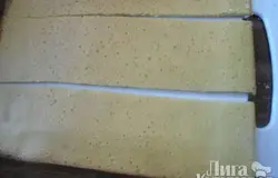 Разрезать корж на три одинаковые полоски.