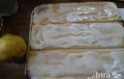 Смазать кремом ( сливки взбитые с сахаром).