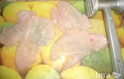 Куриное филе помыть, немного обсушить, нарезать на кусочки и отбить с двух сторон молоточком.