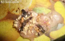 Берем кусочки филе и кладем сверху начинку.