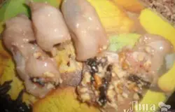 Завернуть куриное филе рулетиком (я не скрепляла шов ничем, а при жарке клала швом вниз).