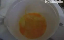 Охлаждённые яйца разбили в ёмкость для взбивания
