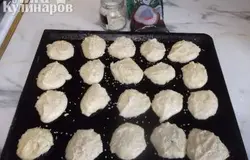 этой же ложкой выложил тесто на смазанный маслом противень. И посыпал тем что было под рукой, а под рукой оказался кунжут и кокосовая стружка.