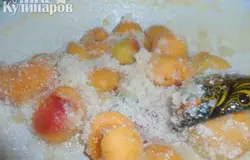 Свежие абрикосы вымыть, удалить косточки, засыпать сахаром и проварить минут 5 (после растворения сахара). Обязательно помешивая!