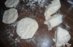 Тесто я взяла готовое. Посыпала стол мукой, выложила тесто, нарезала его на кусочки и раскатала кружочками.