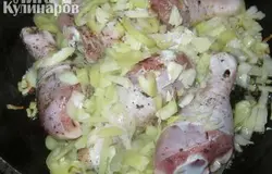 Голень выложить на разогретую сковородку, добавить сладкий перец, лук. Жарить на растительном масле.
