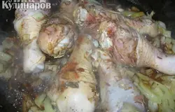 Добавить соевый соус и чеснок, перемешать и влить немного бульона.