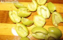 Нарезать оливки.