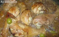 Тушить голень куриную в медовом соусе на медленном огне.