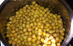 Вода слить, нут промыть под холодной водой очень тщательно.