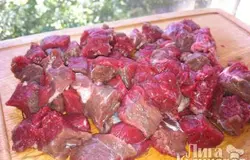 Мясо освободить от пленок, промыть под холодной водой и нарезать кубиками