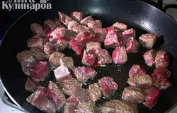 В казане растопить топленое масло и на сильном огне обжарить мясо до коричневого цвета