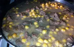 Заливаем водой (так, чтобы покрывала мясо с нутом) и тушим под крышкой на минимальном оне 1ч - 1ч15 мин