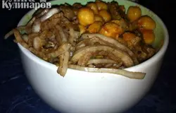 Подавать надо с чуть маринованным луком, нарезанном полукольцами. Как мариновать? Слегка сбрызныть уксусом (лучше белым винным) и посыпать солью.