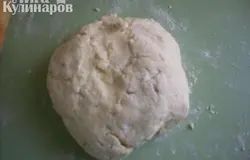 Вымесить дрожжевое тесто. Накрыть. Дать постоять 1 час.