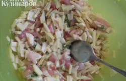 Пока тесто настаивается, приготовьте начинку: картофель и мясо покрошить кубиками, добавить измельченный лук, соль, перец, растопленное сливочное масло.