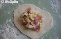Разделить тесто на кусочки. Из каждого скатать лепешку и выложить на нее начинку.