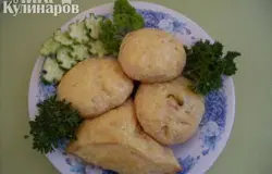 Лист с эчпочмаками поставить в разогретую духовку на полчаса. Затем достать. Влить в каждый эчпочмак мясной бульон и вернуть в духовку на 50 минут при 180-200 градусов. Эчпочмаки подавать горячими.