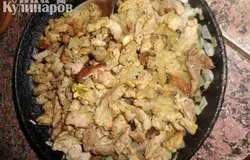 Мясо промыть, мелко нарезать. Нагреть сковороду с растительным маслом и пожарить мясо . Помешивая!! Лук нарезать и добавить к мясу, посолить (можно добавить перец молотый и сушеный сельдерей).