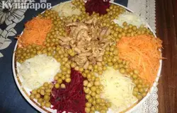 Берем большое круглое блюдо и по краю выкладываем кучками овощи в следующем порядке: свекла, капуста, морковь, картофель и все повторить. Мясо с луком выкладываем в центр. Украшаем зеленым горошком. Перед едой салат перемешать. Попробуйте салат "Чафан"!