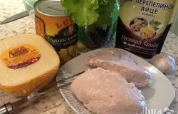 Куриную грудку отварить (20 минут). Собрать все ингредиенты.