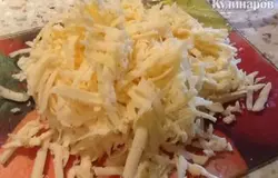 Потереть сыр на терке, можно на крупной.