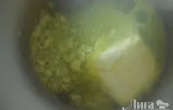 Ставим на плиту кастрюлю с водой и маргарином. Ждем, когда закипит.