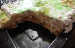 Крем для торта Тропиканка делала из сливок 30% + сахар (по вкусу). Корж промазывала кремом, сверху выкладывала фрукты - на каждый слой поочередно банан, киви, груша. Фрукты резала пластиками. Украшала фруктами, кремом и фруктовым желе. Торт Тропиканка должен пропитаться 4 часа.