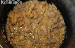 Потушить мясо с морковкой и специями.