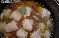 Выложить аккуратно кусочки на мясо. Залить кипятком, чтобы покрыло. Накрыть штрудели с луком крышкой. Тушить примерно 30 минут.