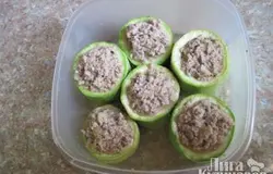 Начиняем бочонки приготовленным фаршем с горкой, сверху кладем по ложечке сметаны. Отправляем в микроволновку на несколько минут.