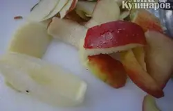 Яблоки чистим  и режем на крупные куски. Тут кому как нравится, можно оставлять от половинок до 1/8 частей.