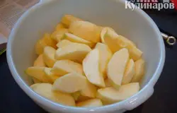 В миске перемешать яблоки с лимонным соком, цедрой и 1/2 стакана сахара и оставить на 20 минут
